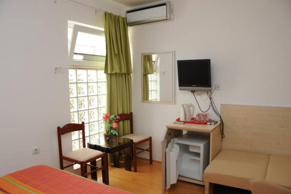 Bmv Room For 2-3 Persons Sveti Stefan Bagian luar foto